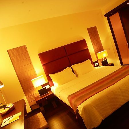 כלכותה Hotel Metropole מראה חיצוני תמונה