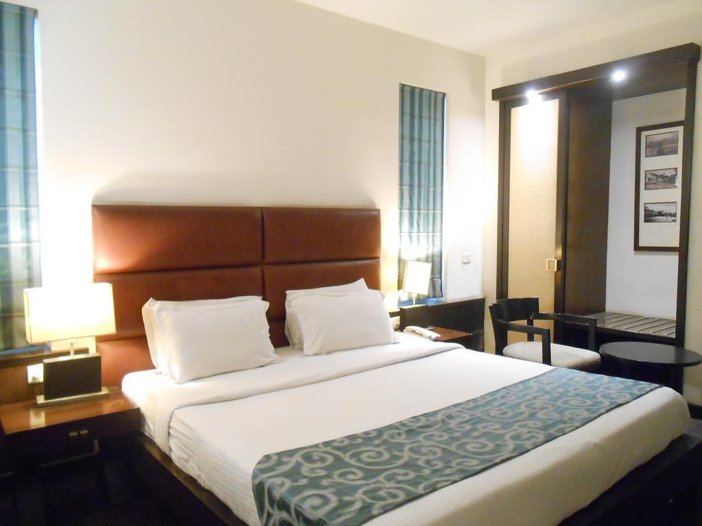 כלכותה Hotel Metropole מראה חיצוני תמונה