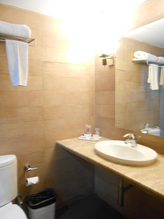 כלכותה Hotel Metropole מראה חיצוני תמונה