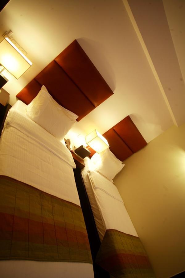כלכותה Hotel Metropole מראה חיצוני תמונה