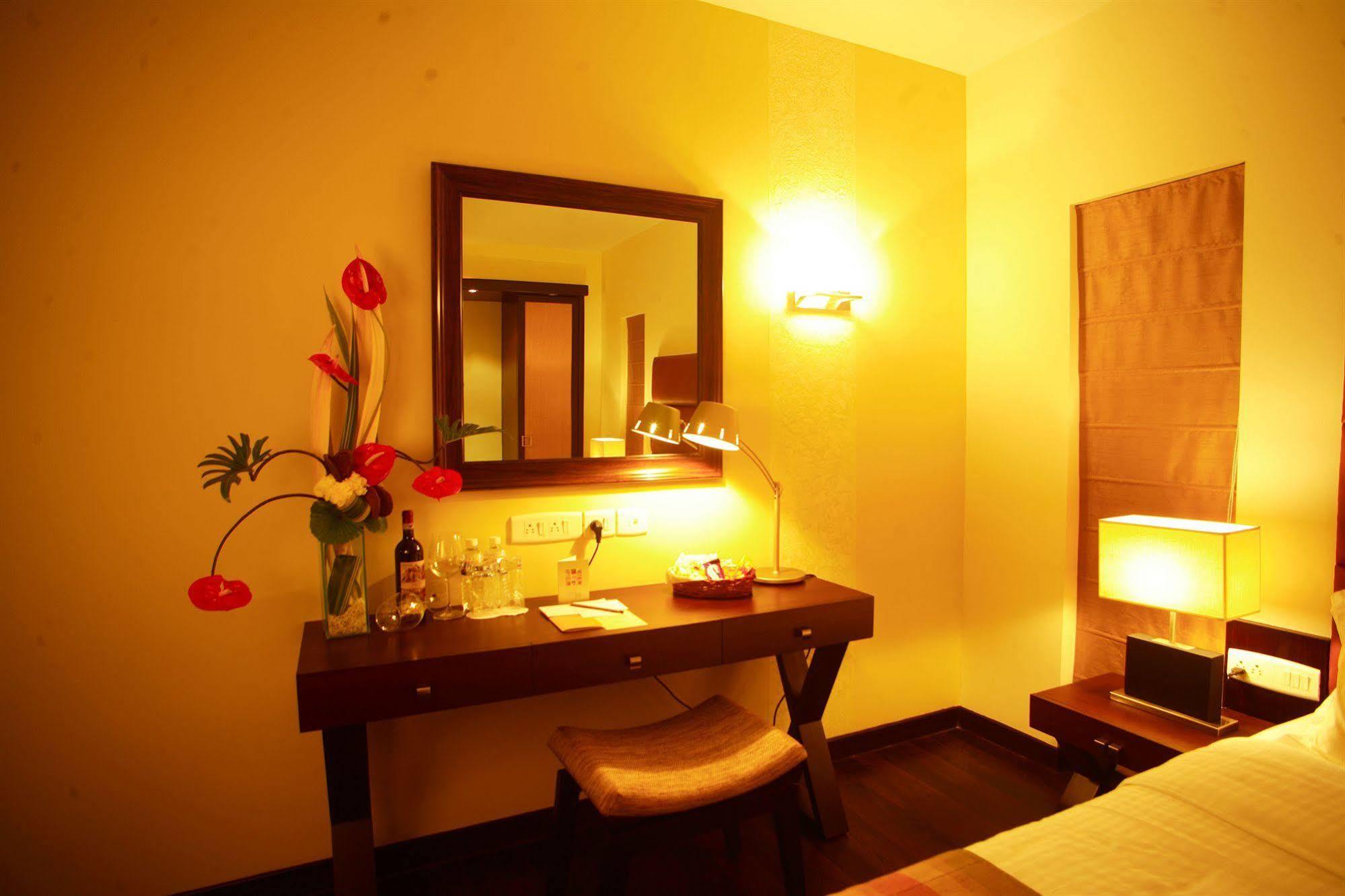 כלכותה Hotel Metropole מראה חיצוני תמונה