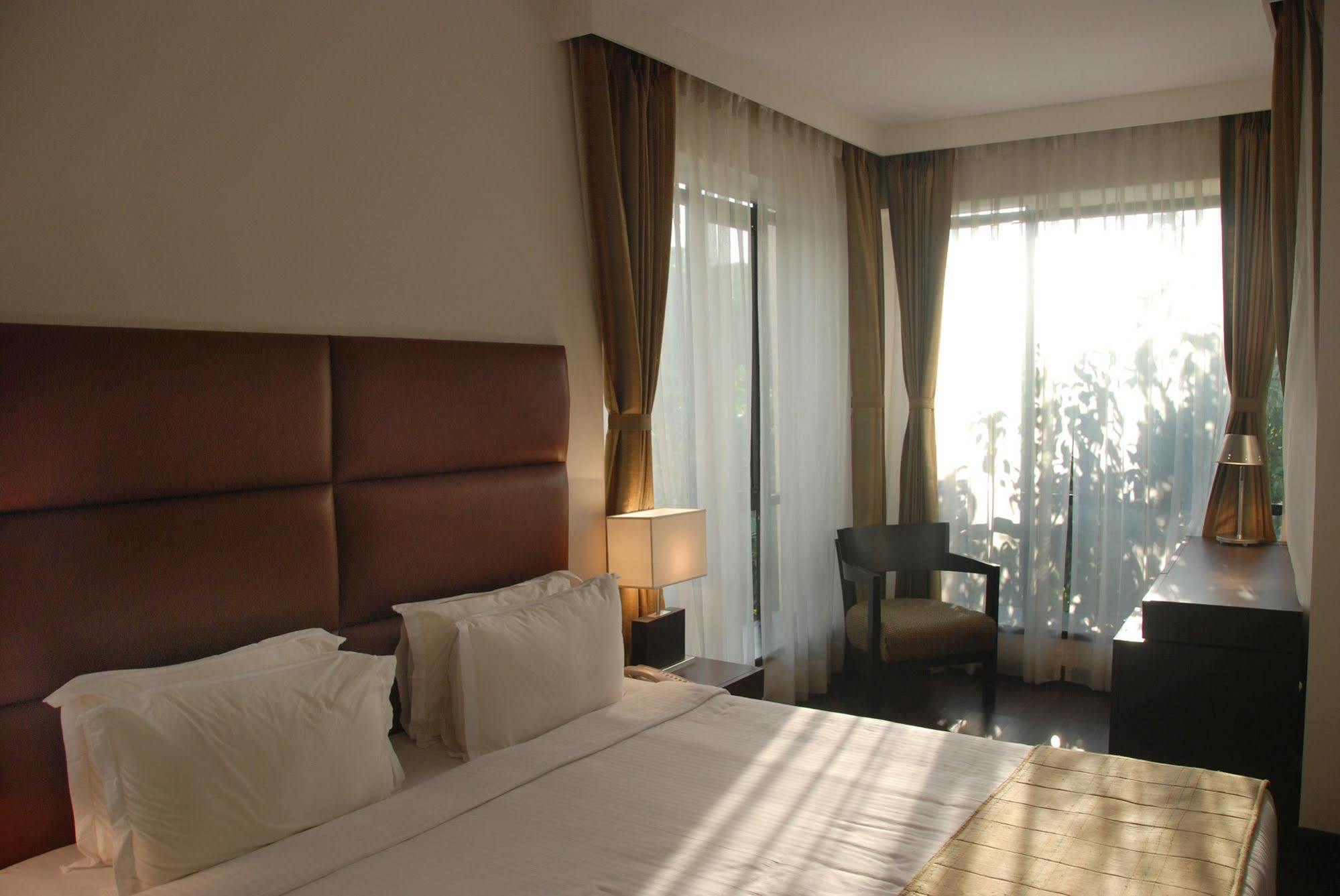 כלכותה Hotel Metropole מראה חיצוני תמונה