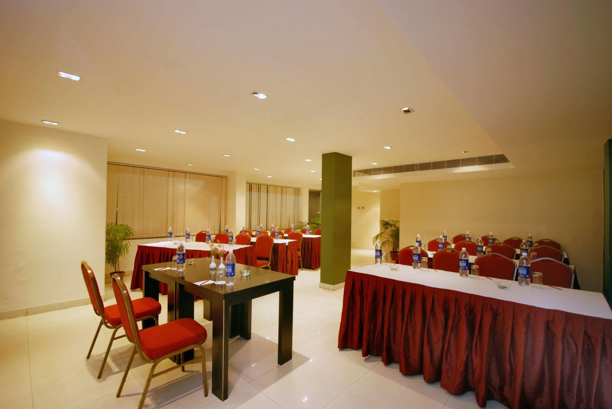 כלכותה Hotel Metropole מראה חיצוני תמונה