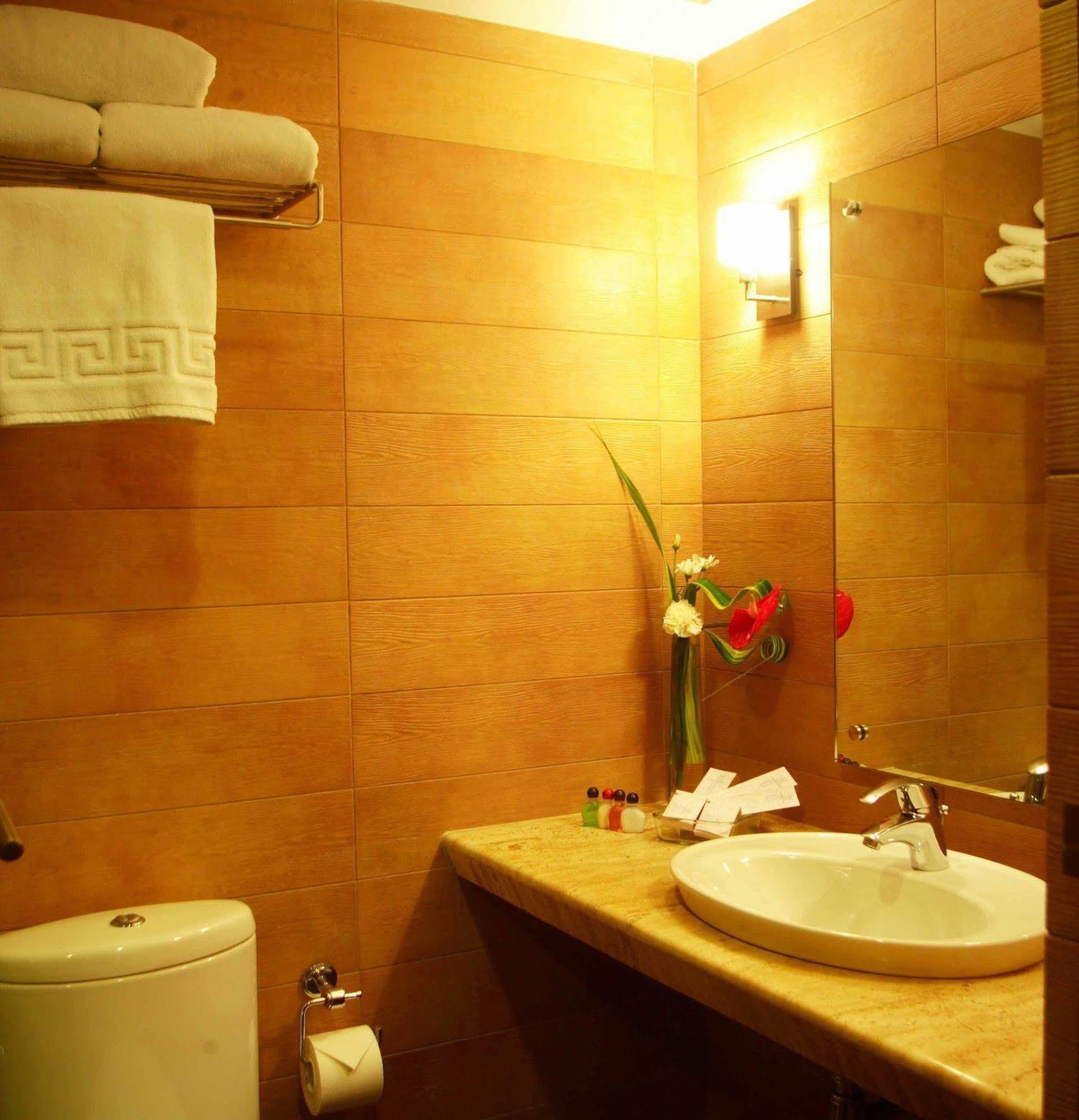 כלכותה Hotel Metropole מראה חיצוני תמונה