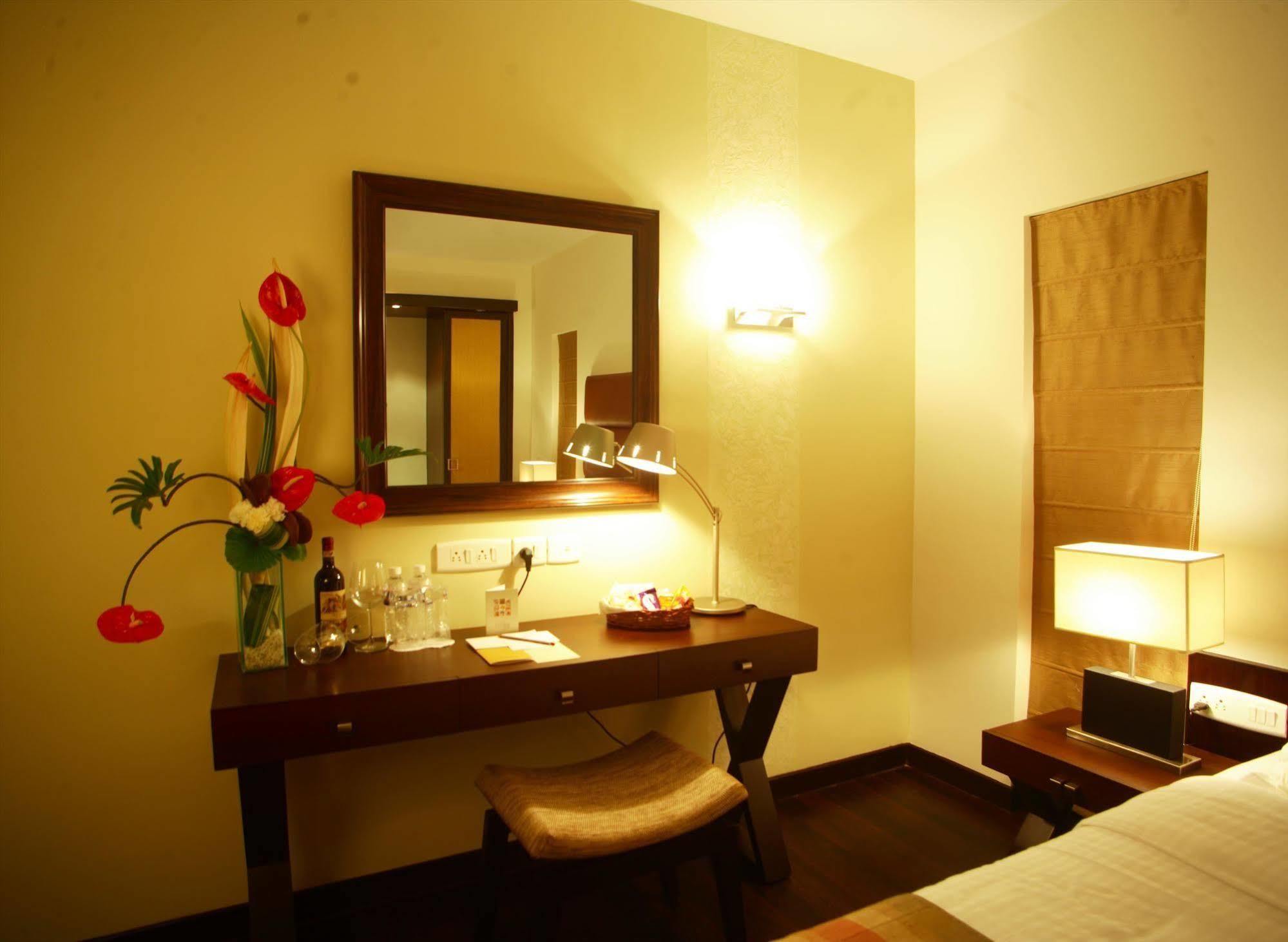 כלכותה Hotel Metropole מראה חיצוני תמונה