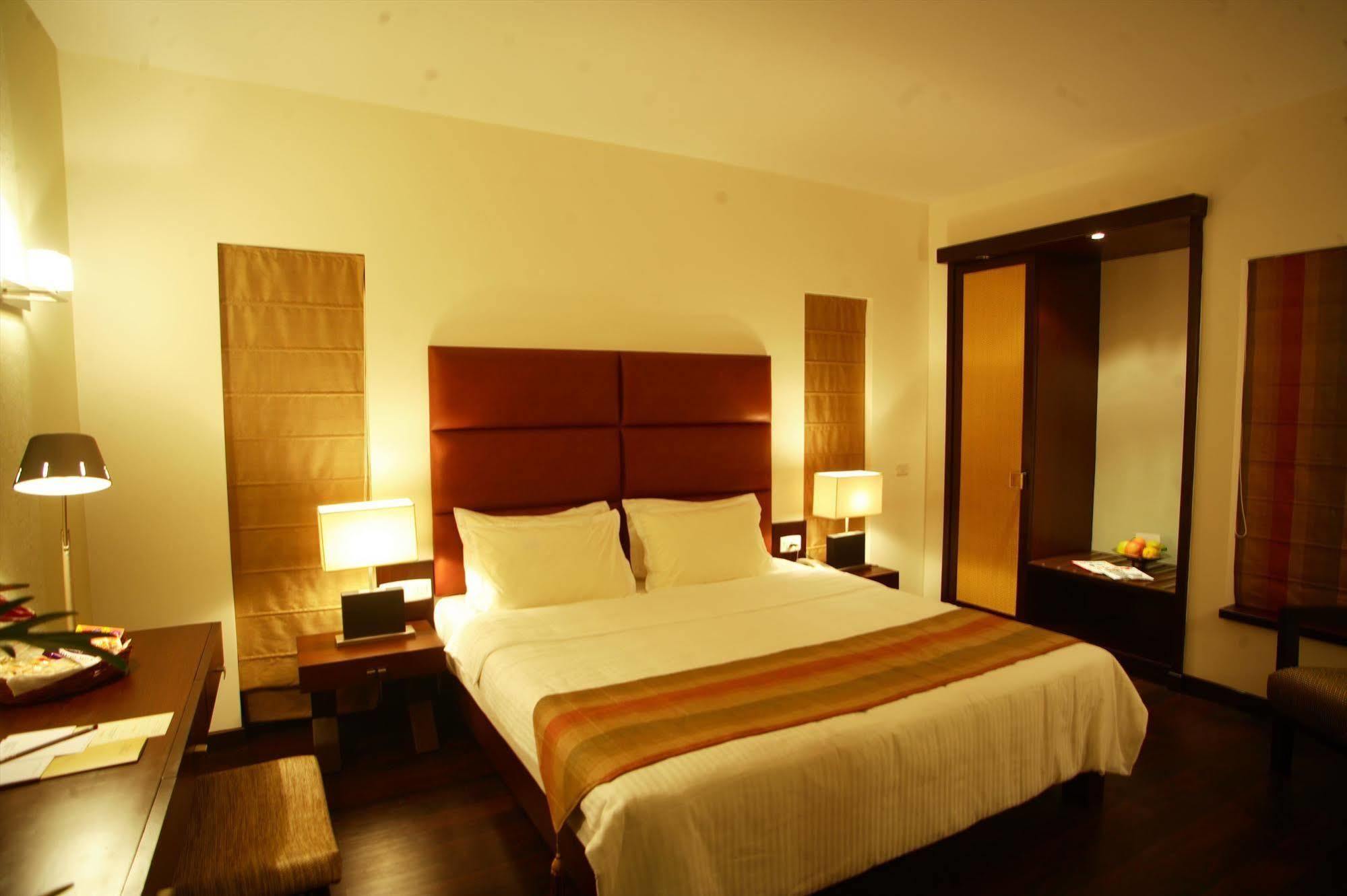 כלכותה Hotel Metropole מראה חיצוני תמונה