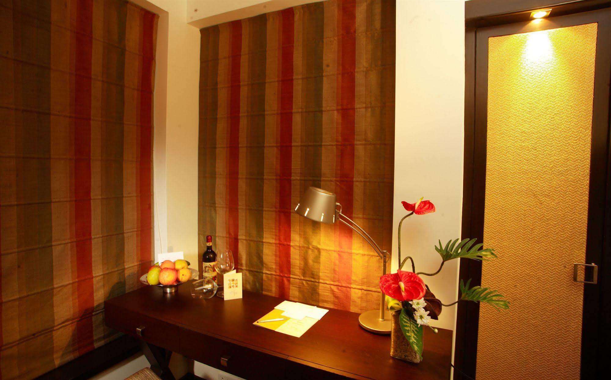 כלכותה Hotel Metropole מראה חיצוני תמונה