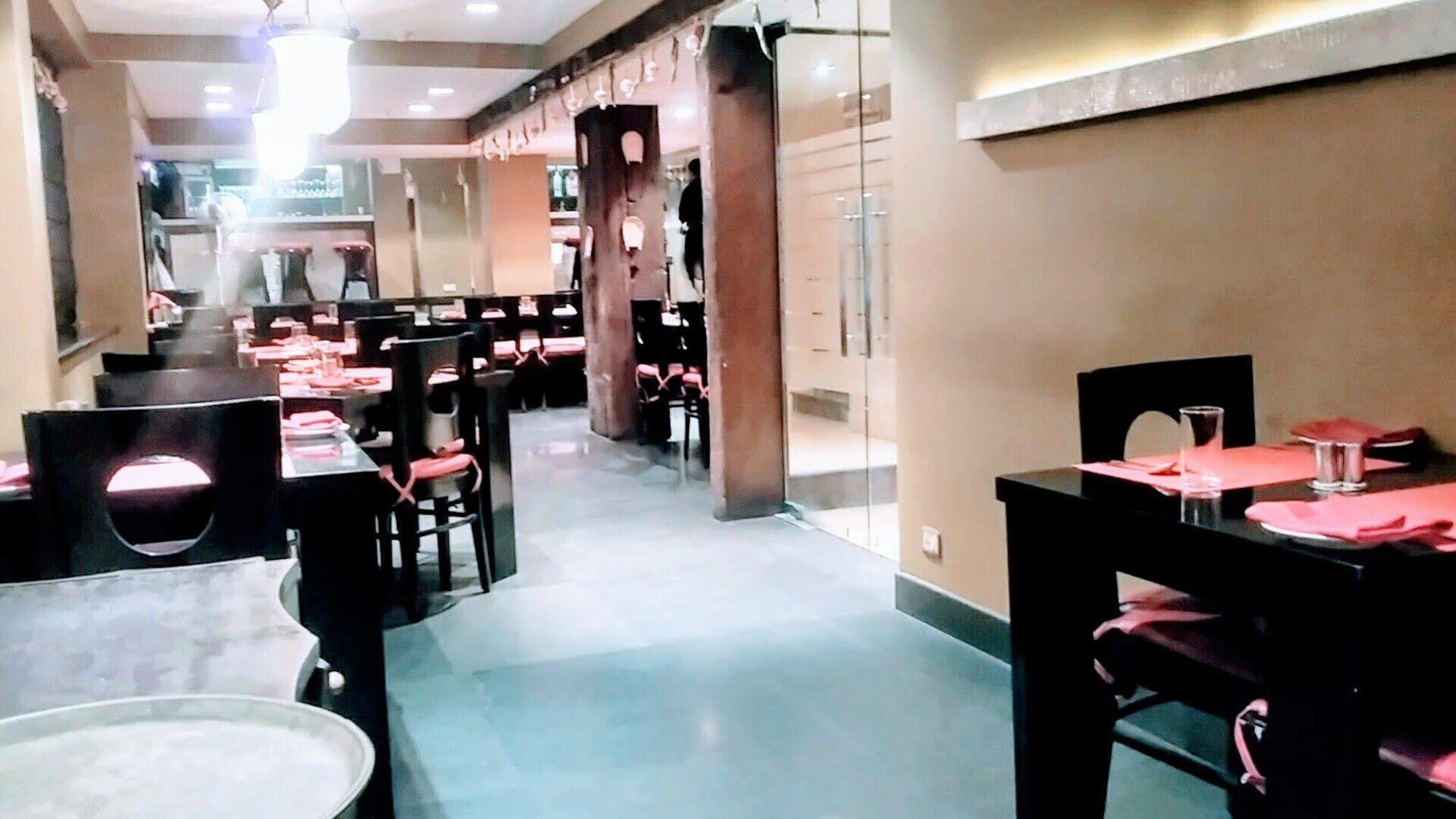 כלכותה Hotel Metropole מראה חיצוני תמונה