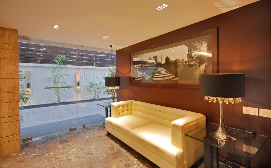 כלכותה Hotel Metropole מראה חיצוני תמונה