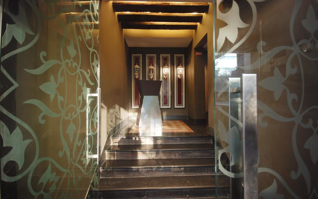 כלכותה Hotel Metropole מראה חיצוני תמונה